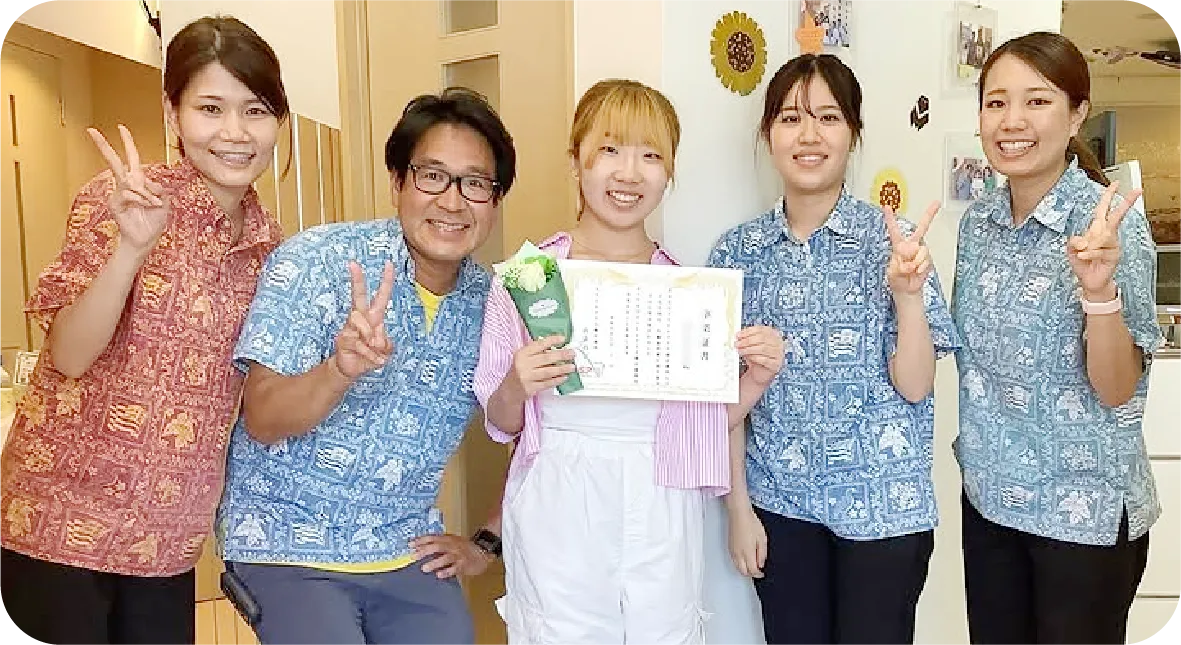 卒業を迎えた患者さまとスタッフ