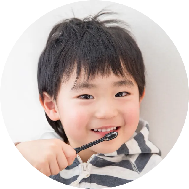 歯ブラシを持つ男の子