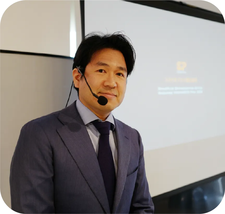 セミナーで講演する院長
